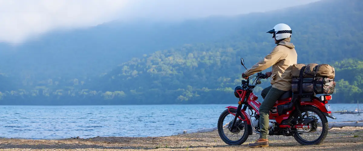Honda CT125 Glowing Red tampak samping